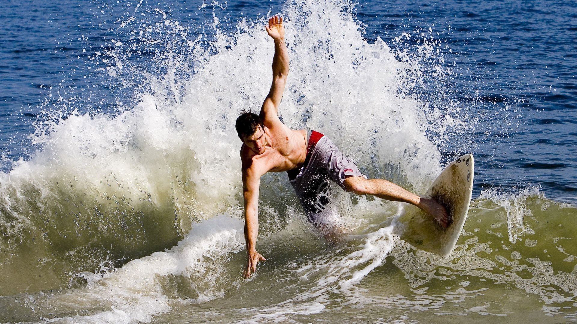 开云APP-赛道与球场，竞争的艺术—从F1年度争冠焦点战到76人全面压制鹈鹕