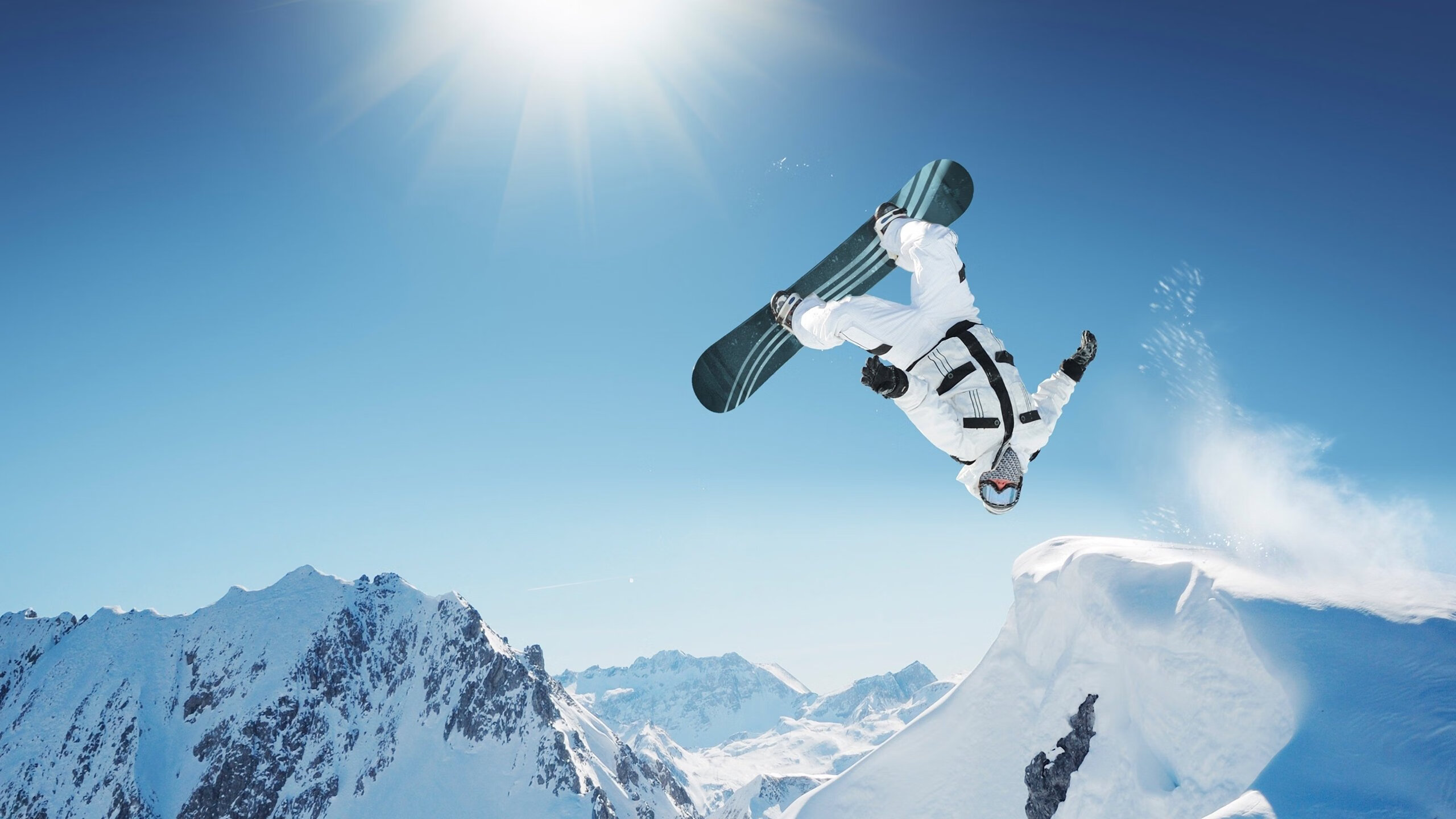 跨界传奇，戈麦斯F1揭幕战称王，喀麦隆足球爆冷尤文的隐喻